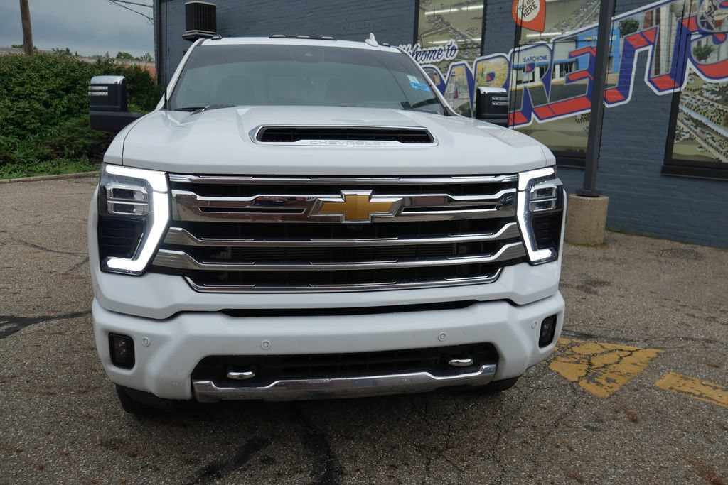 Used 2025 Chevrolet Silverado 3500 High Country w/ Technology Package AWD/4WD image 2