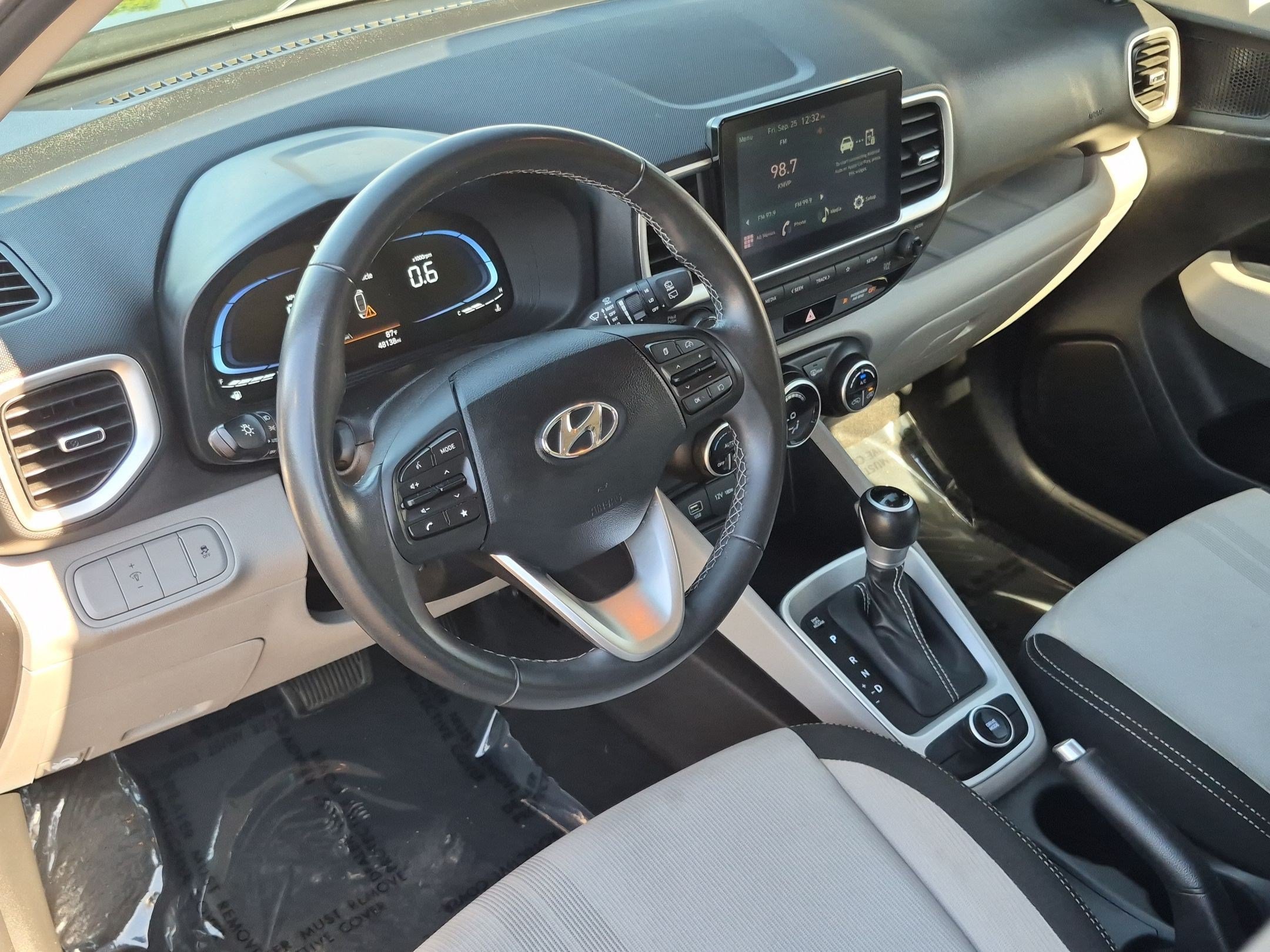 Used 2025 Hyundai Venue SEL FWD image 13