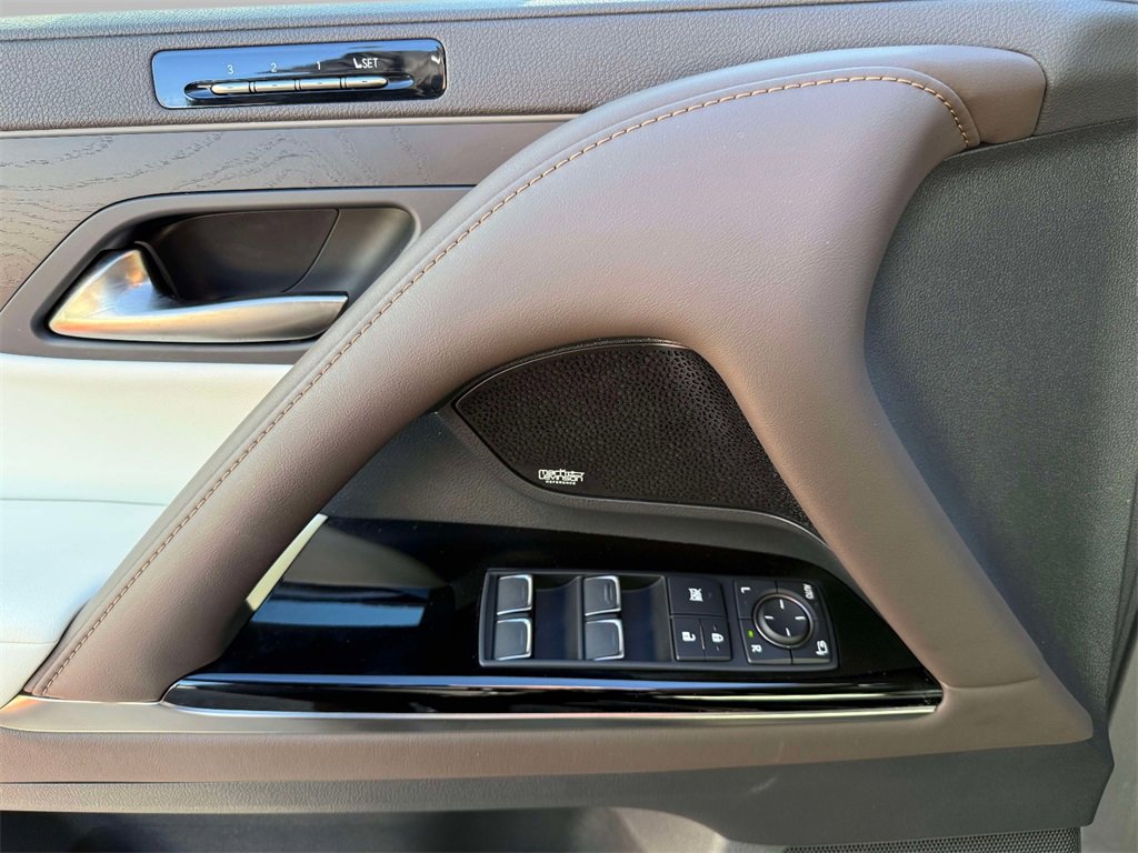 Used 2024 Lexus LX 600 4WD w/ Luxury Package image 22