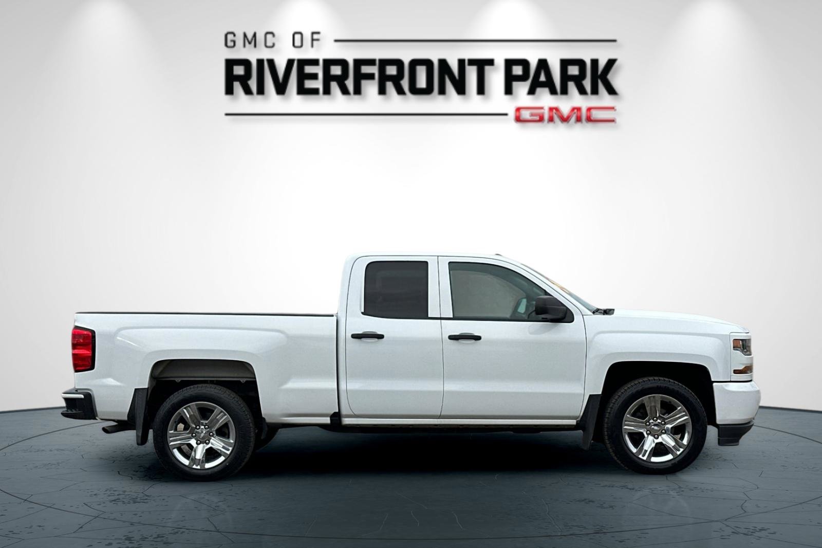 Used 2018 Chevrolet Silverado 1500 Custom w/ Custom Convenience Package image 2