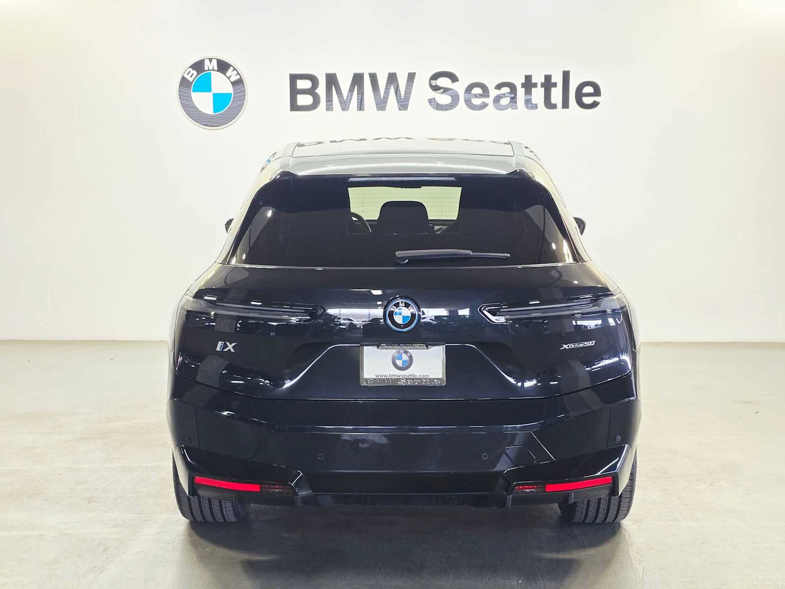 Used 2024 BMW iX xDrive50 w/ Sport Package AWD/4WD image 5