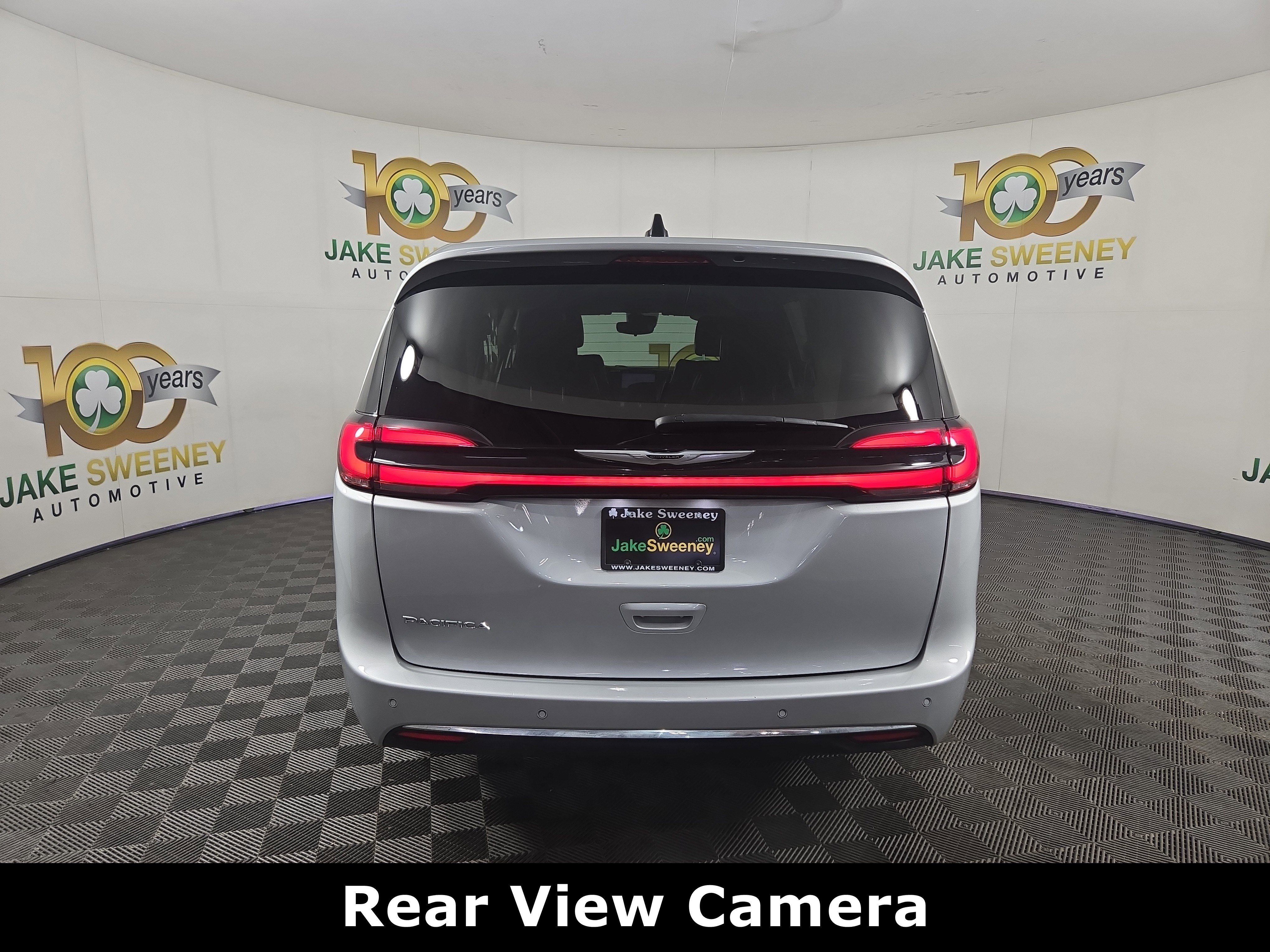 Used 2024 Chrysler Pacifica Touring-L image 7