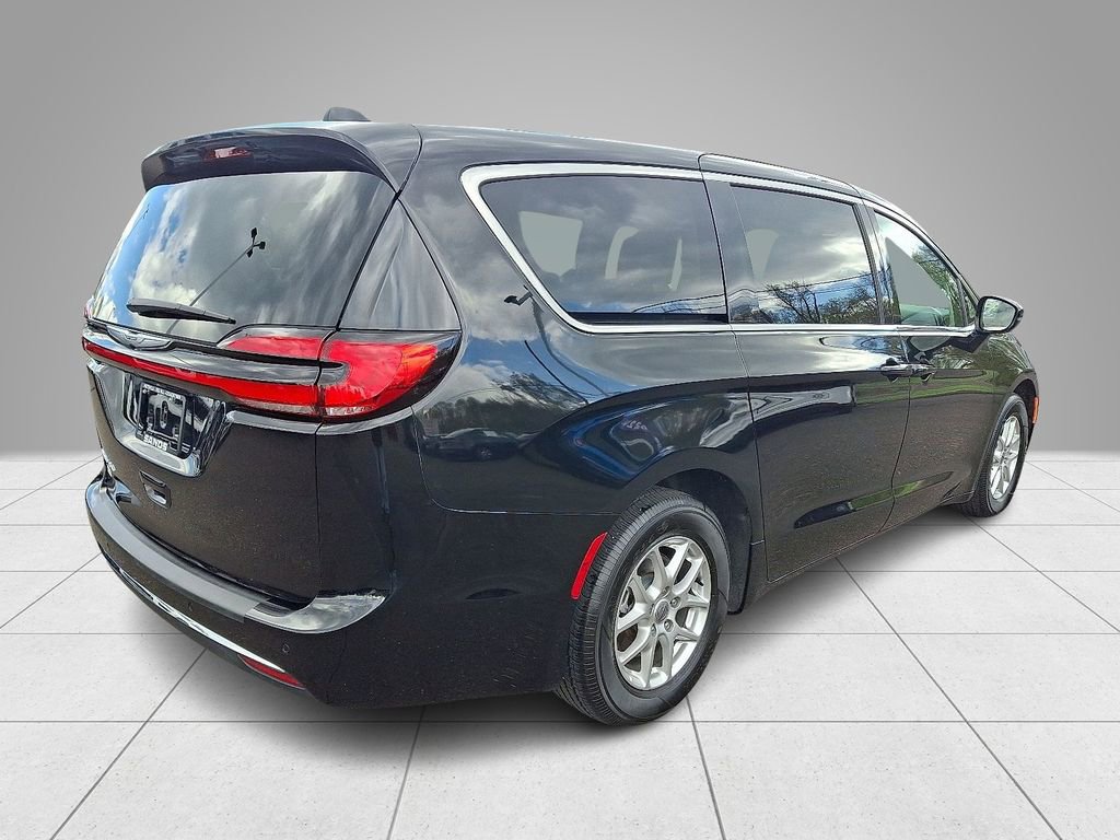 Used 2024 Chrysler Pacifica Touring-L FWD image 5