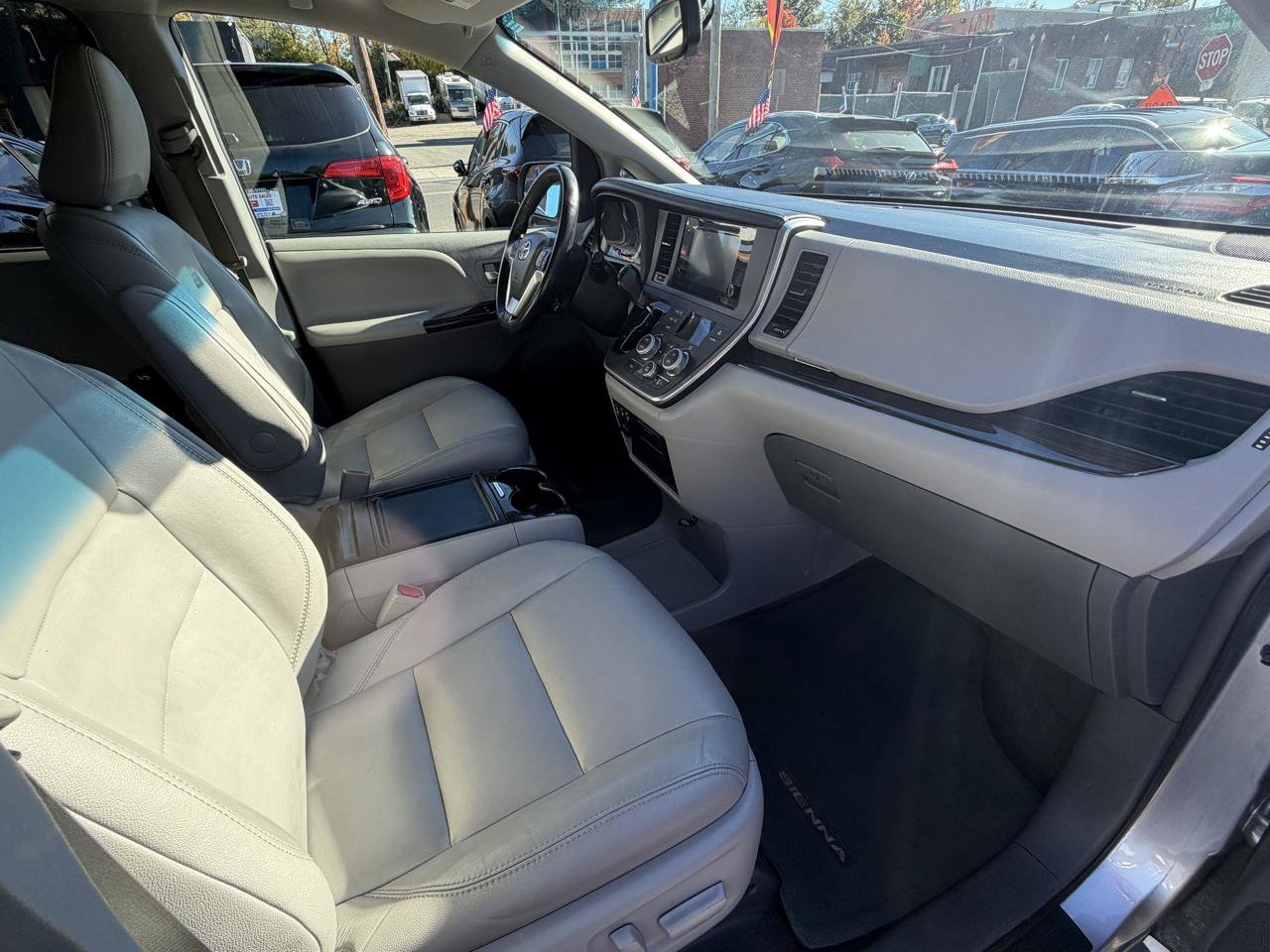 Used 2017 Toyota Sienna XLE w/ XLE Navigation Package FWD image 21