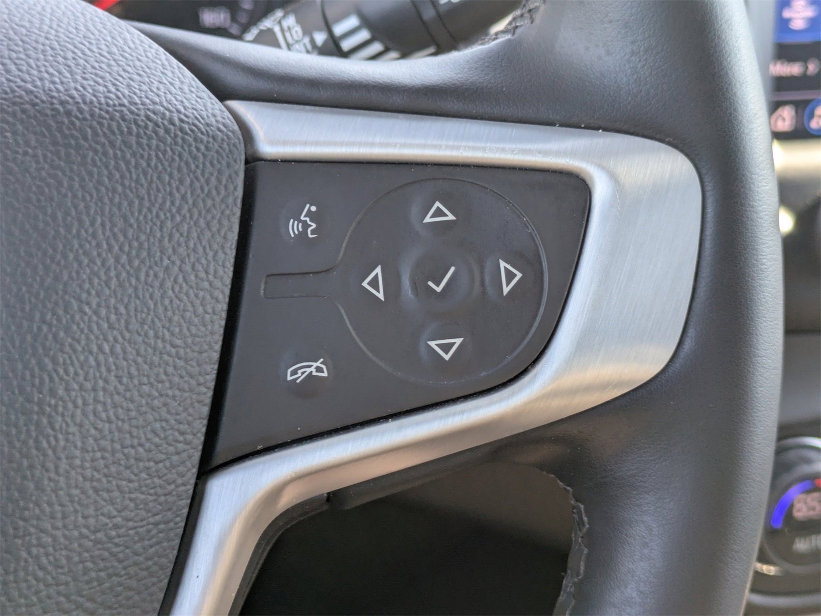 Used 2023 GMC Terrain SLT image 30