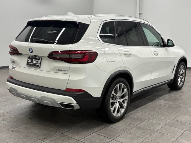 Used 2022 BMW X5 xDrive40i w/ Premium Package AWD/4WD image 2