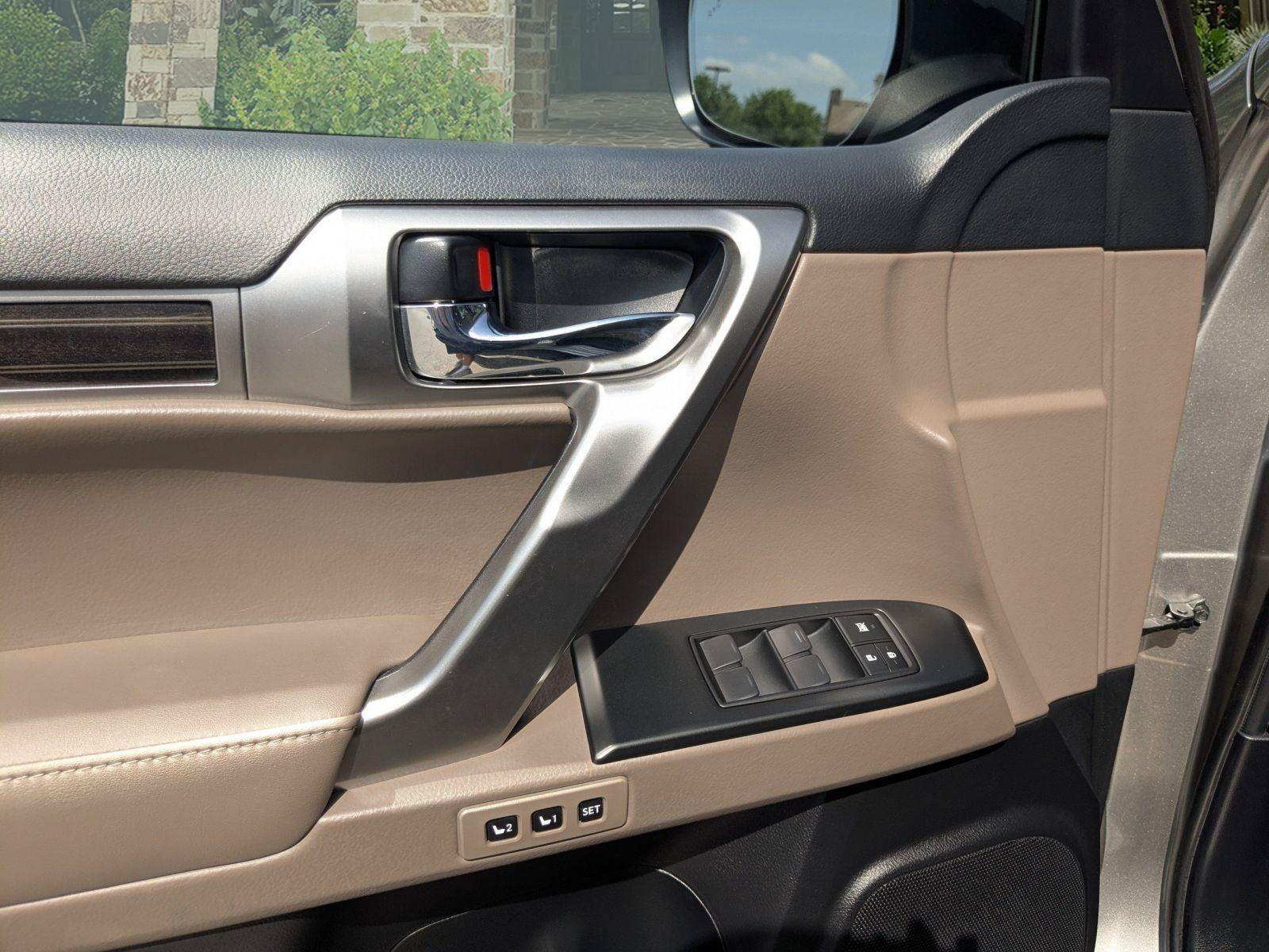 Used 2023 Lexus GX 460 Premium w/ Accessory Package AWD/4WD image 9
