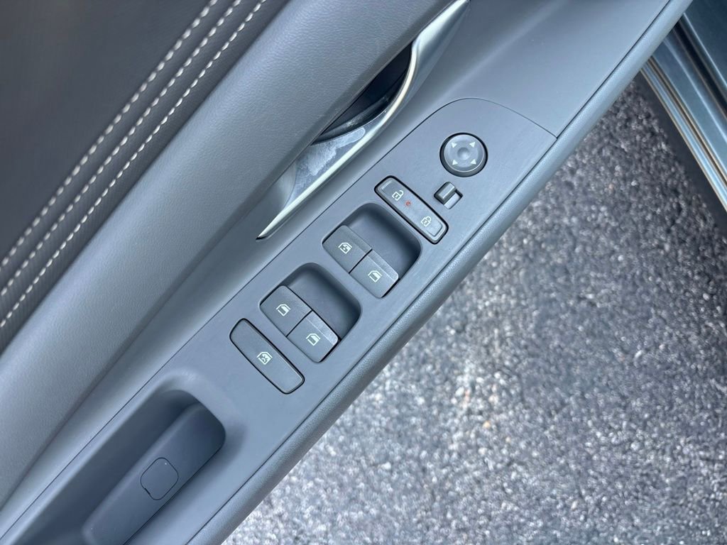 Used 2025 Hyundai Elantra SEL FWD image 21
