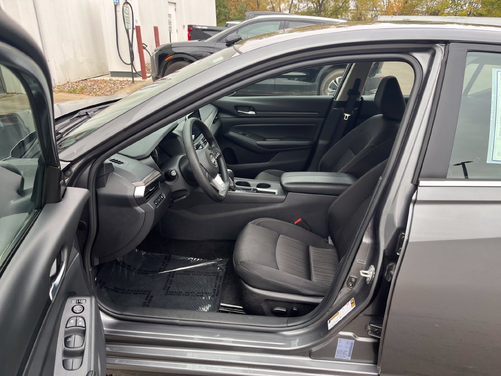 Used 2025 Nissan Altima 2.5 SV FWD image 10