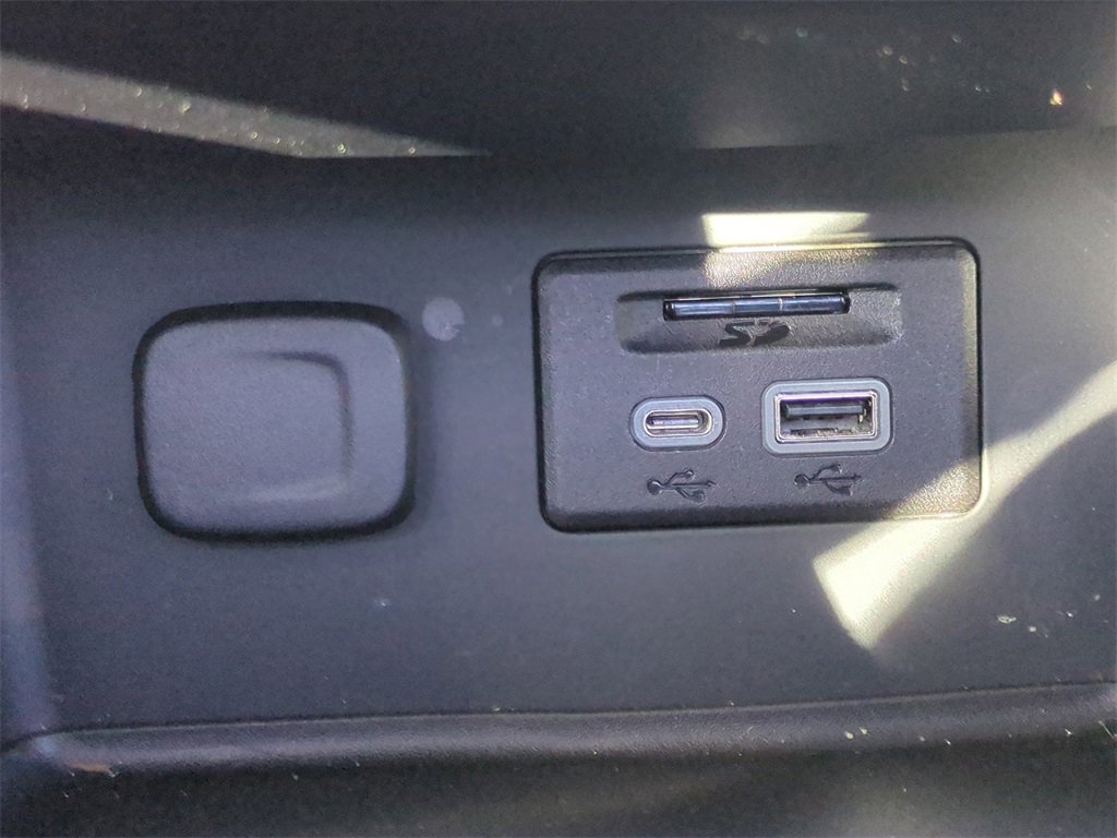 Used 2022 GMC Acadia AT4 w/ Technology Package image 26