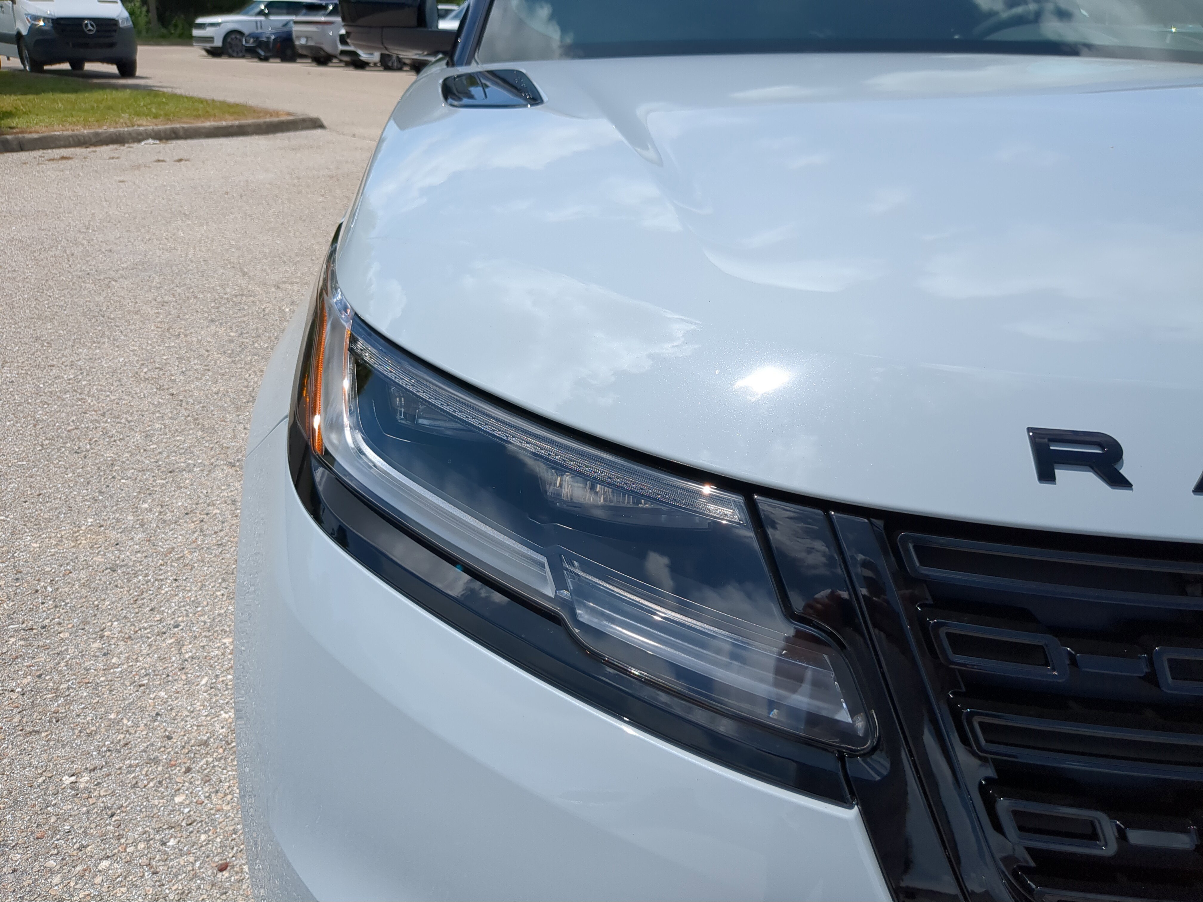 New 2026 Land Rover Range Rover Velar Dynamic SE image 9