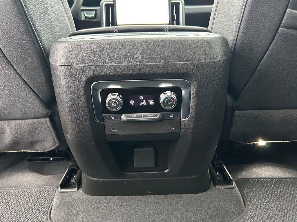 Used 2025 GMC Yukon Denali w/ Sun & Power Step Package image 14