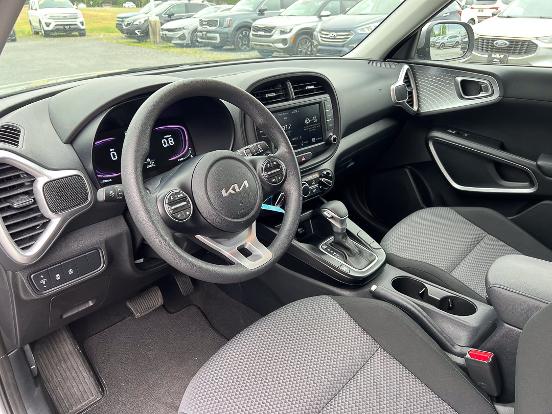 Used 2025 Kia Soul LX w/ LX Technology Package FWD image 13