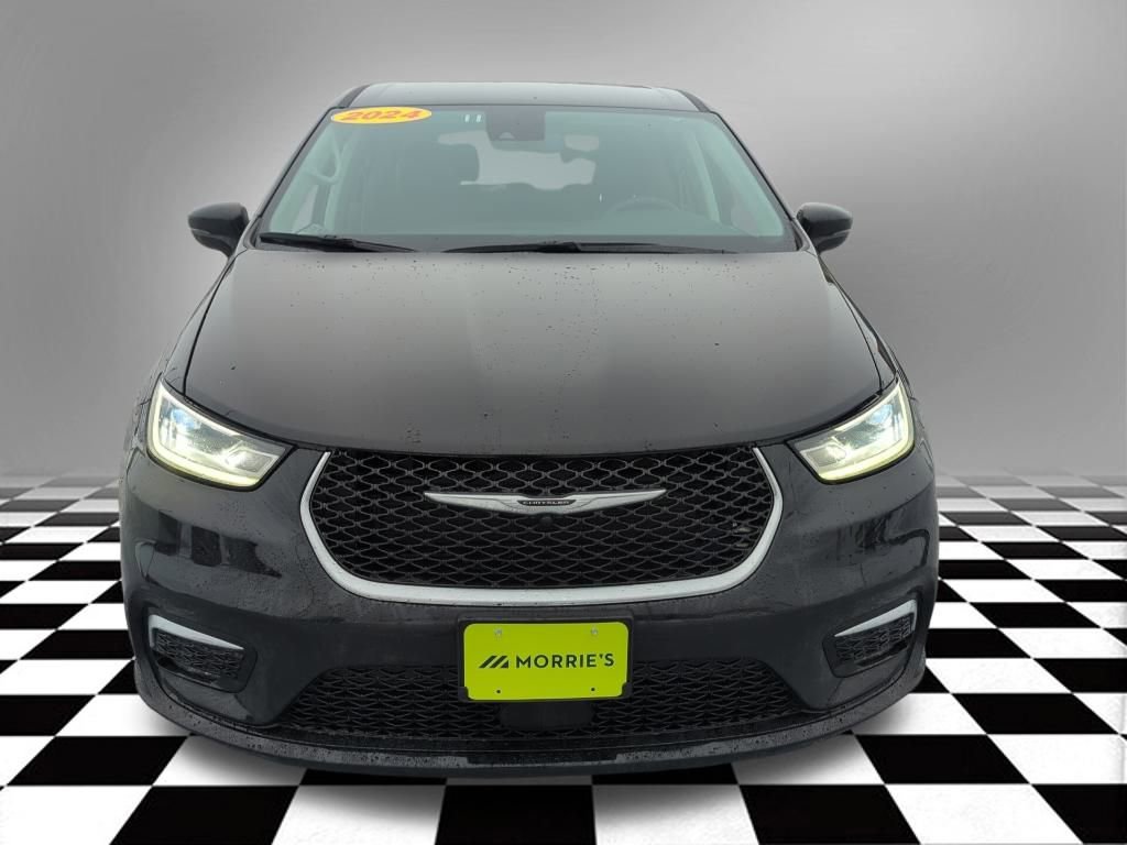 Used 2024 Chrysler Pacifica Touring-L image 4