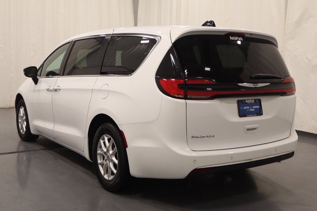 Used 2025 Chrysler Pacifica Select image 7