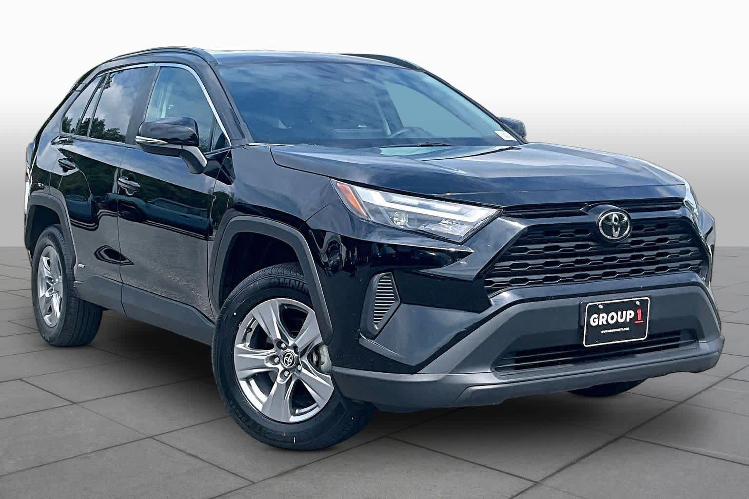 Used 2025 Toyota RAV4 XLE AWD/4WD image 3