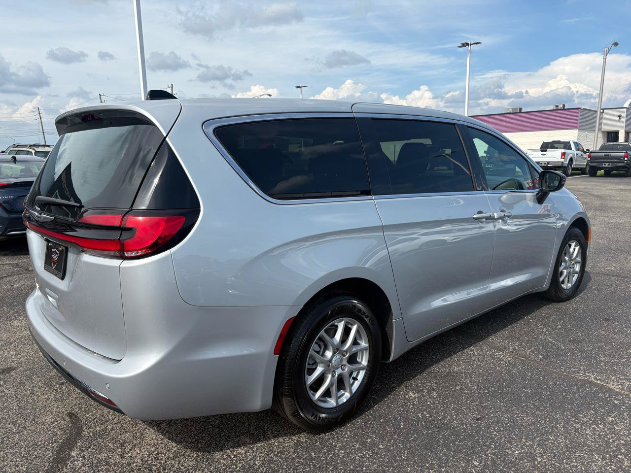 Used 2026 Chrysler Pacifica Select FWD image 8