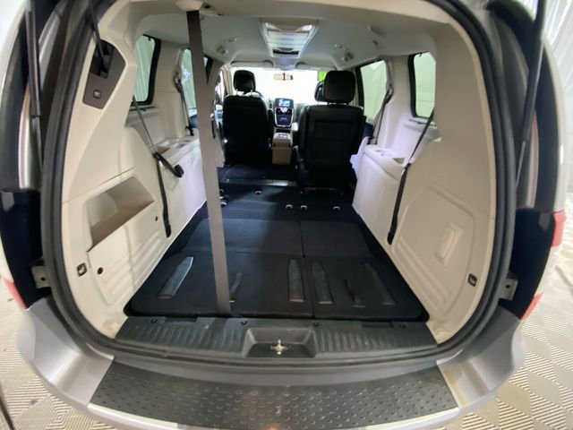 Used 2014 Chrysler Town & Country Touring w/ Driver Convenience Group image 12