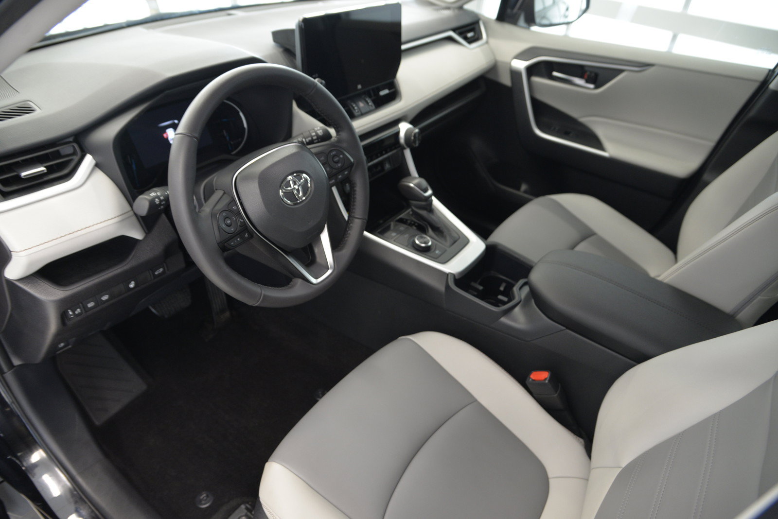 Used 2025 Toyota RAV4 XLE Premium w/ Weather Package AWD/4WD image 10