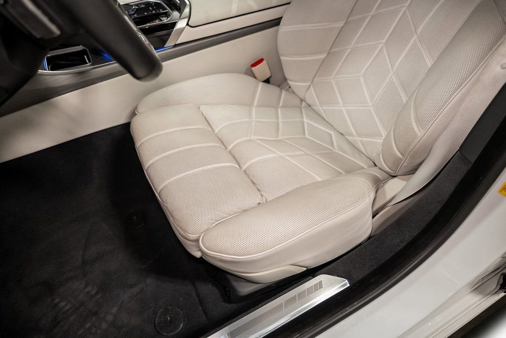 Used 2023 BMW 740i w/ Luxury Rear Seating Package image 31