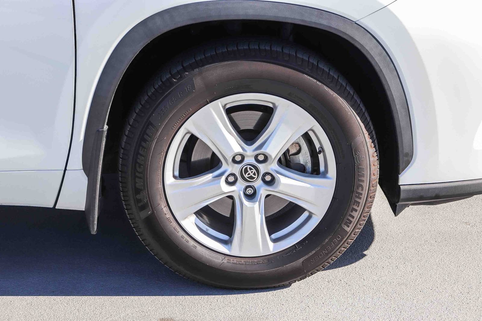 Used 2022 Toyota Highlander LE AWD/4WD image 10