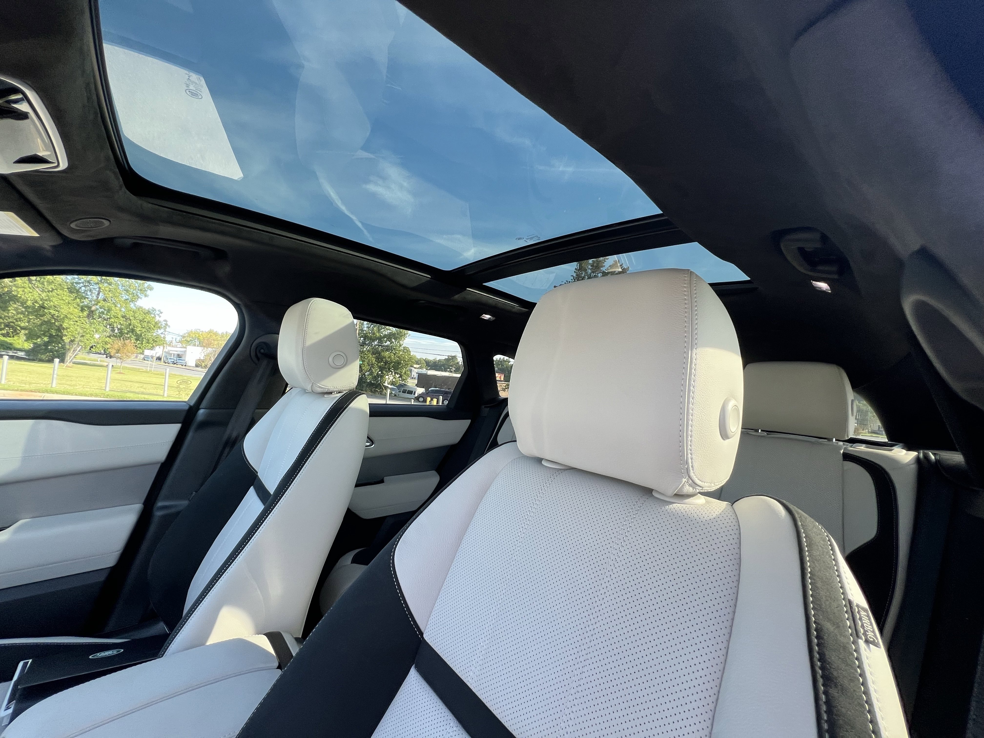 Used 2023 Land Rover Range Rover Velar R-Dynamic S image 18