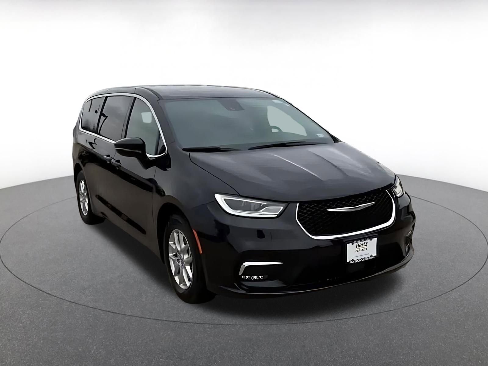 Used 2025 Chrysler Pacifica Select image 3