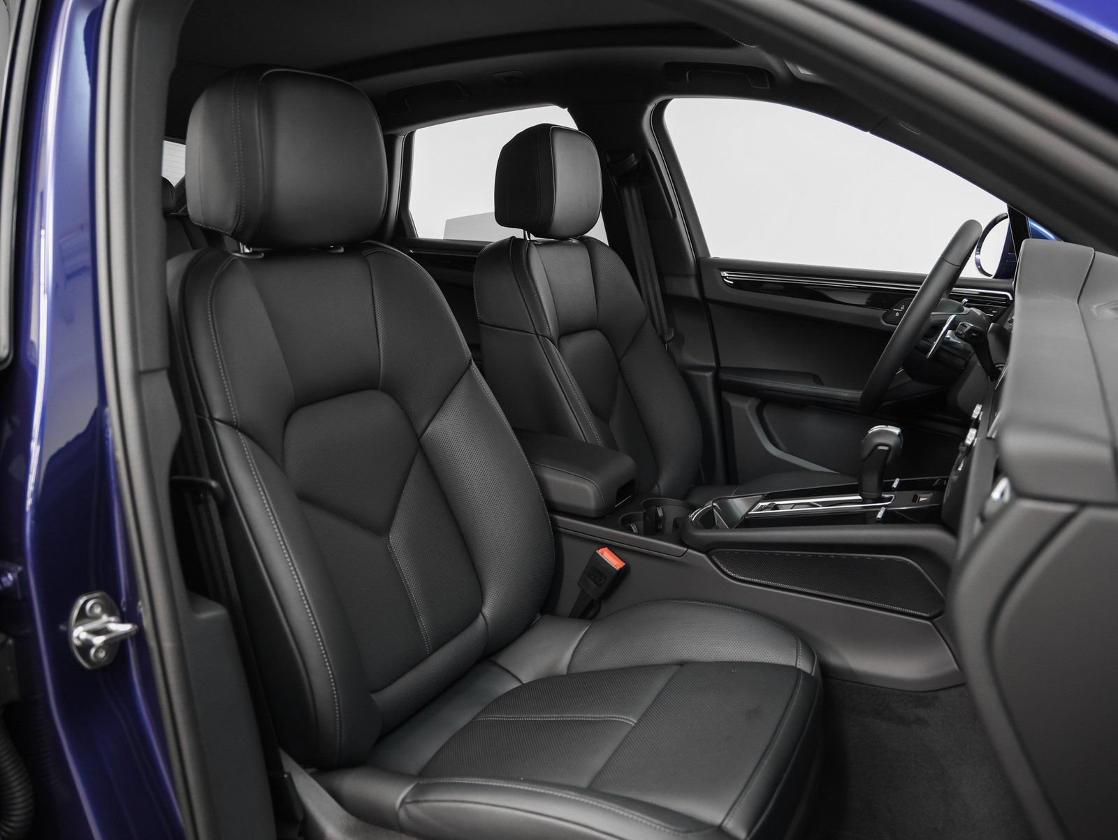 Used 2025 Porsche Macan AWD/4WD image 21