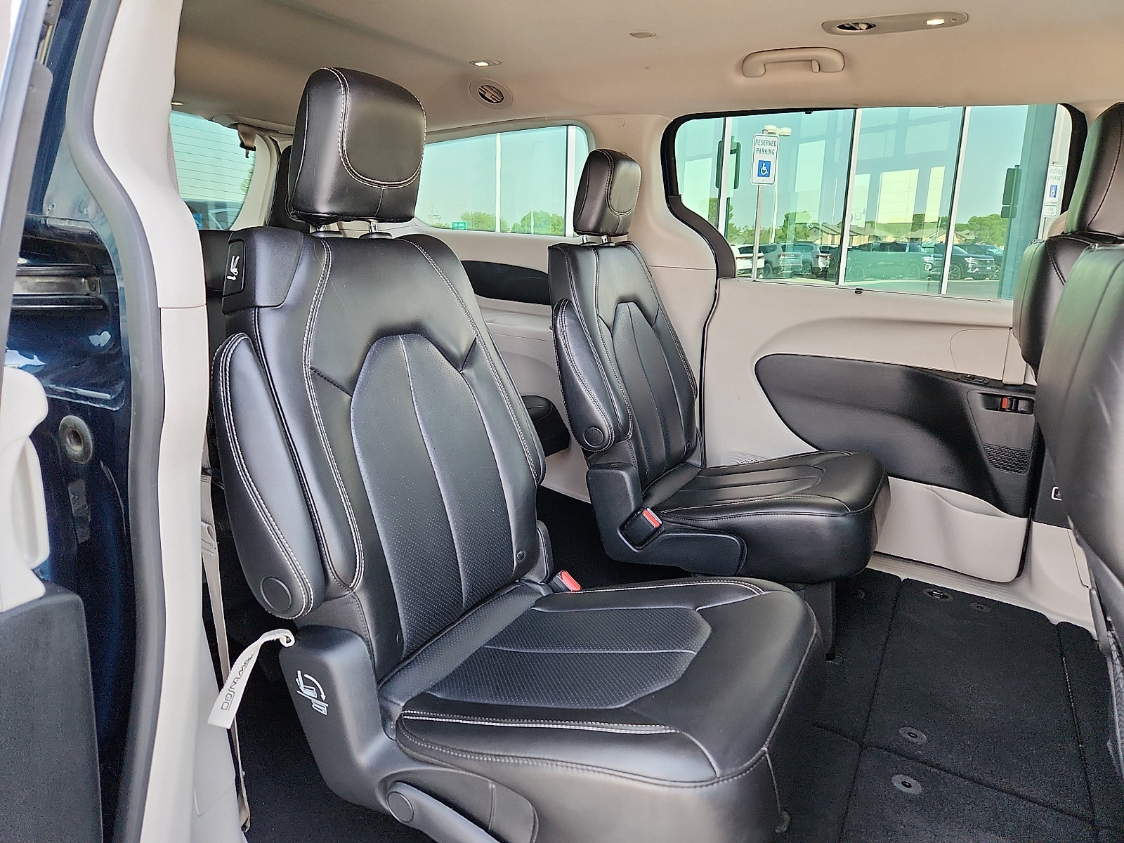 Used 2023 Chrysler Pacifica Touring-L FWD image 13