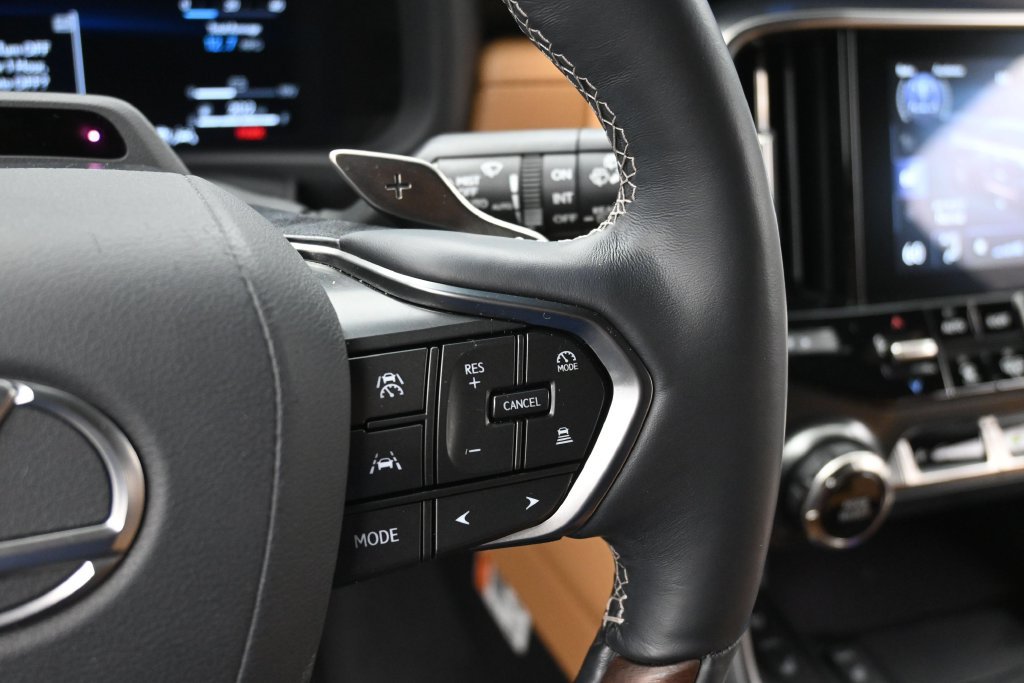 Used 2025 Lexus LX 600 4WD w/ Luxury Package image 2