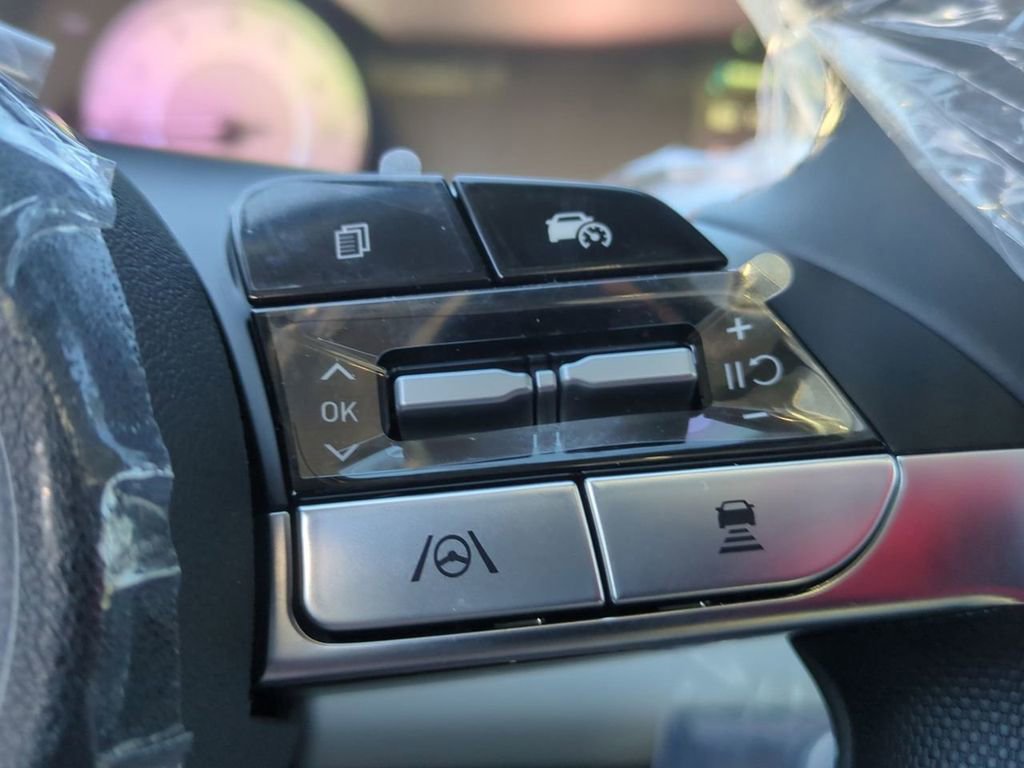 Certified 2025 Hyundai Elantra Limited FWD image 15