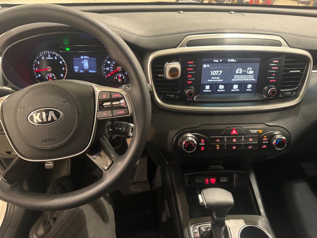 Used 2020 Kia Sorento LX FWD image 2