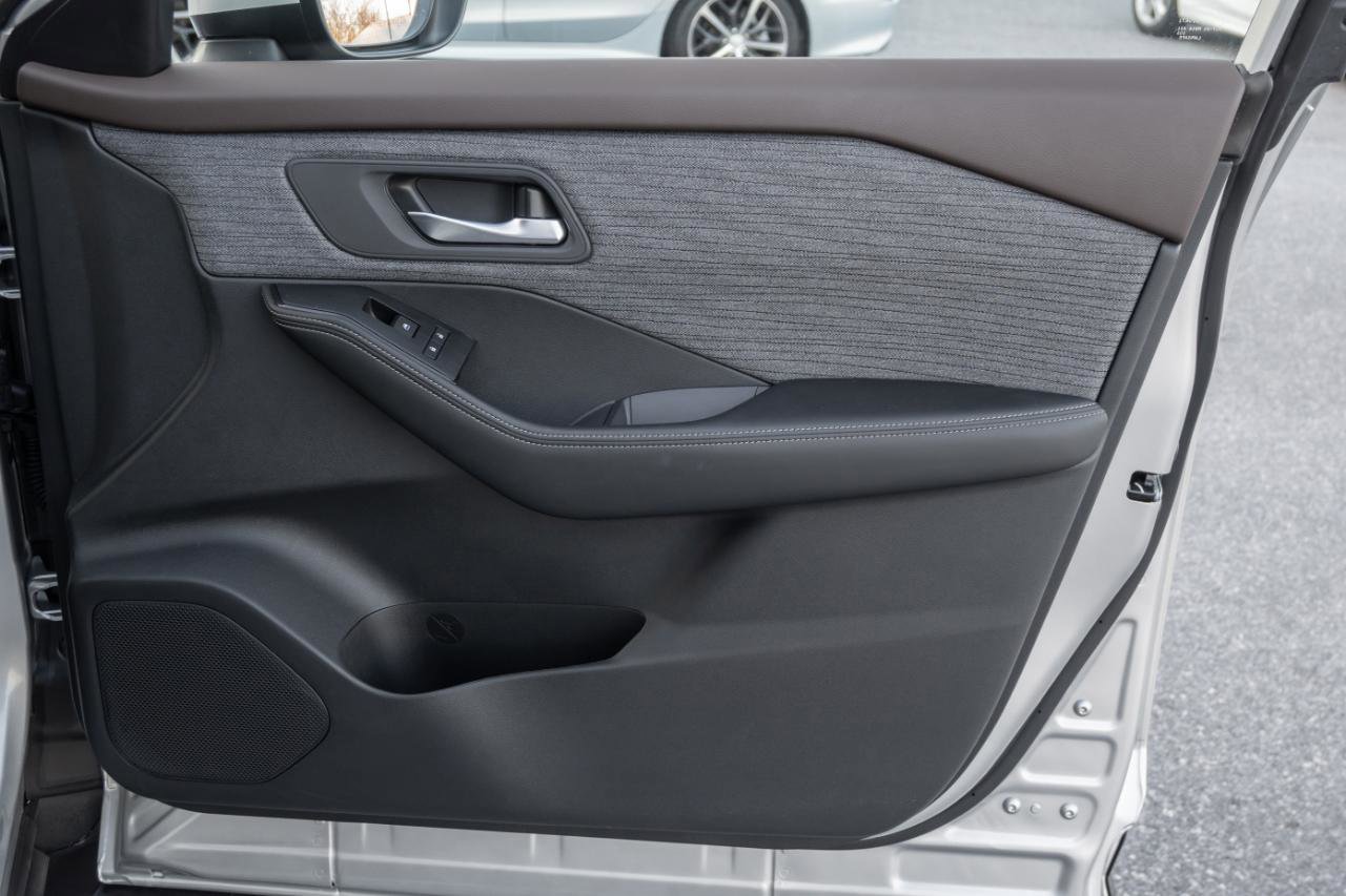 Used 2023 Nissan Rogue SV image 31