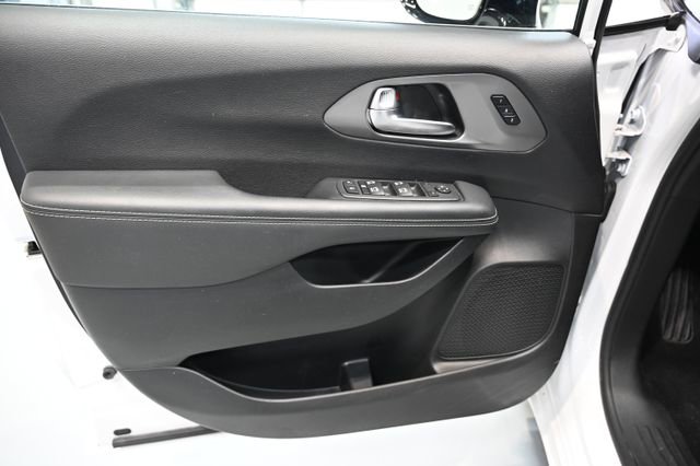 Used 2025 Chrysler Pacifica Select image 25