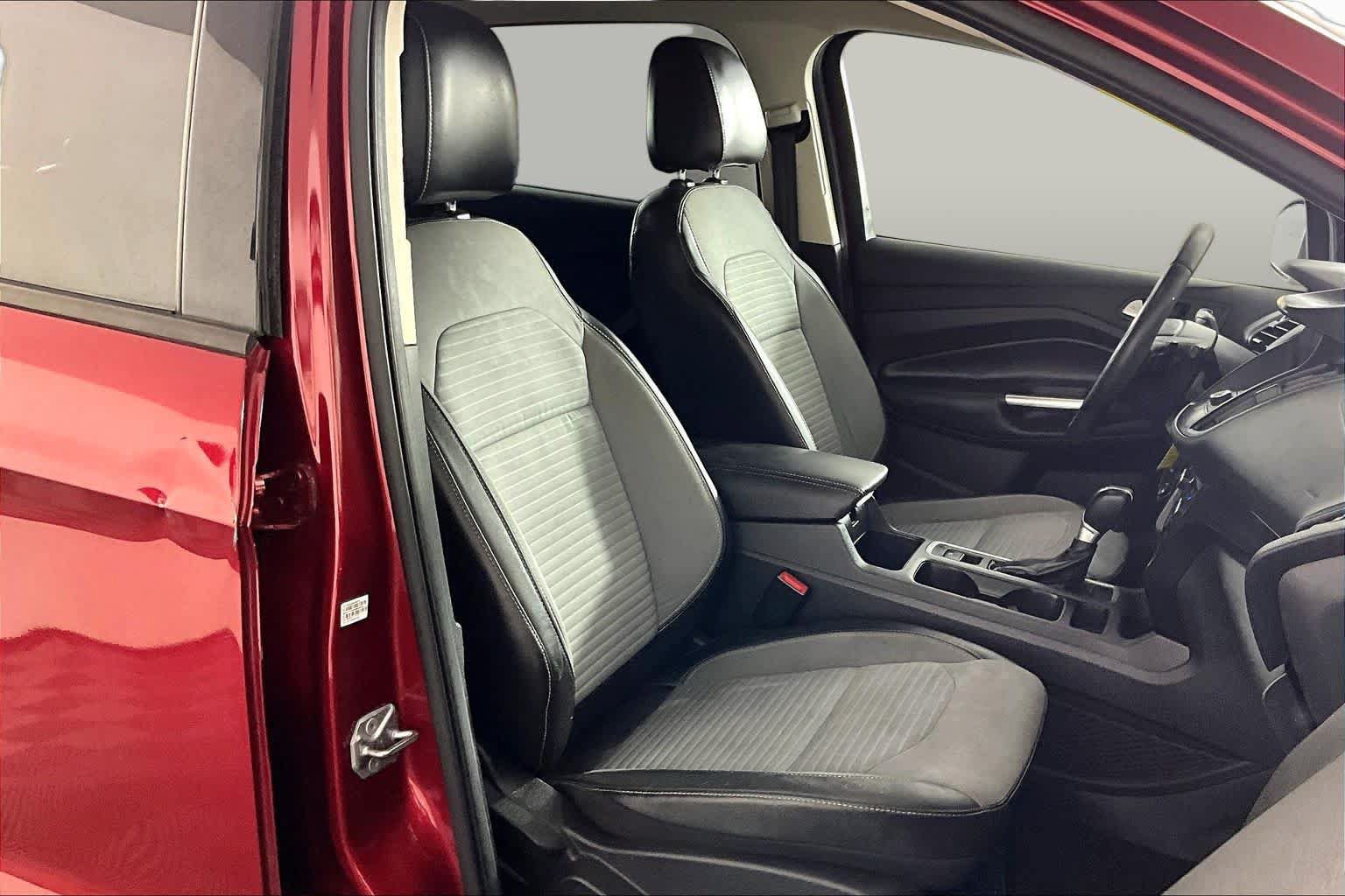 Used 2017 Ford Escape SE w/ Equipment Group 201A FWD image 9