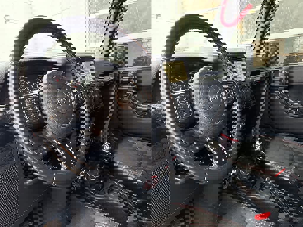 Used 2017 Jeep Wrangler Unlimited Rubicon image 2