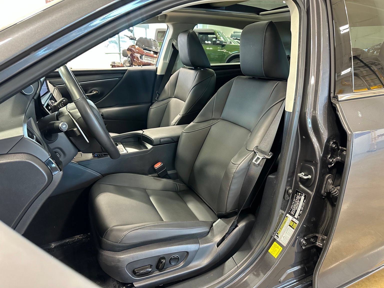 Used 2025 Lexus ES 350 w/ Premium Package FWD image 13