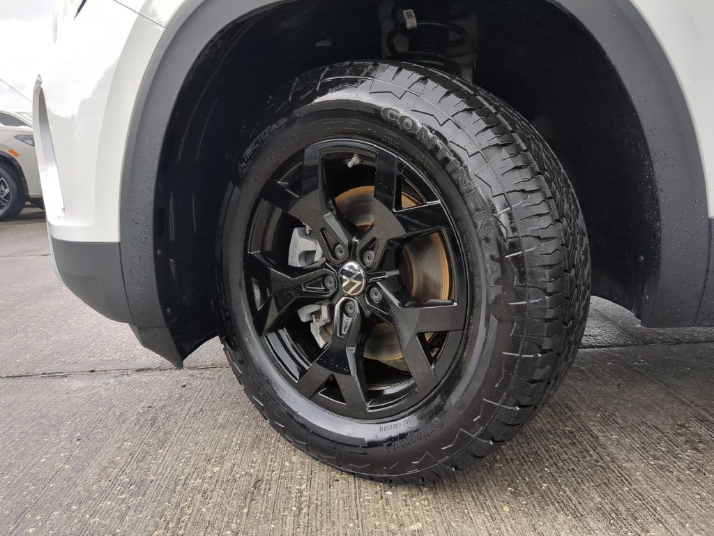 Certified 2025 Volkswagen Atlas Peak Edition SE AWD/4WD image 38