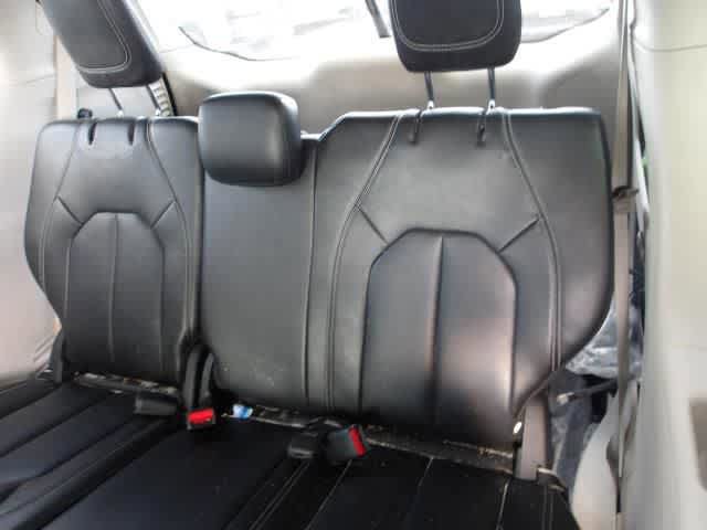 Used 2023 Chrysler Pacifica Touring-L FWD image 7