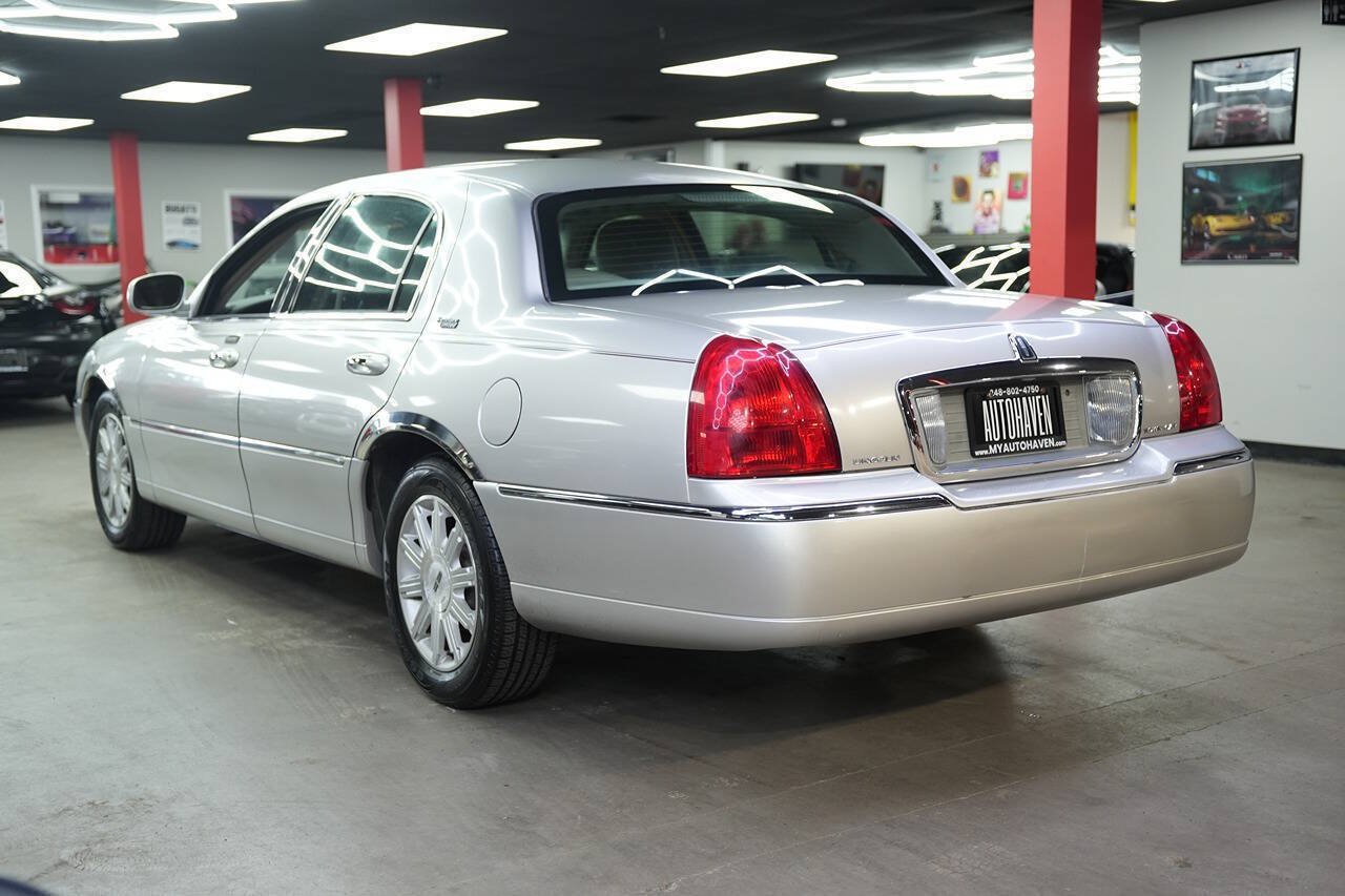 Used 2011 Lincoln Town Car Signature Limited RWD image 6