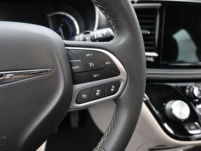 Used 2022 Chrysler Pacifica Touring-L image 32