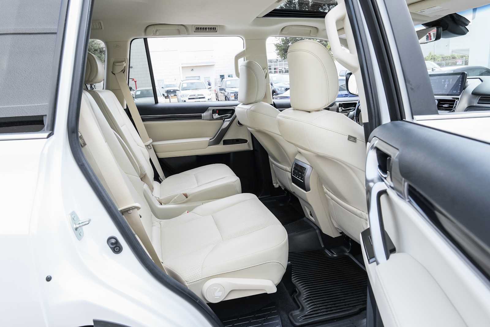 Used 2022 Lexus GX 460 Luxury w/ Sport Design Package AWD/4WD image 30