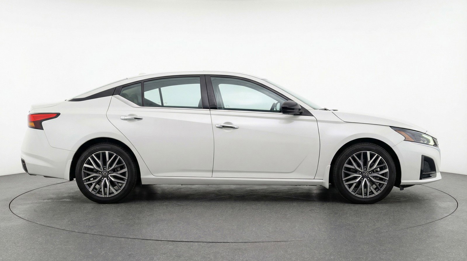 Used 2025 Nissan Altima 2.5 SV image 11