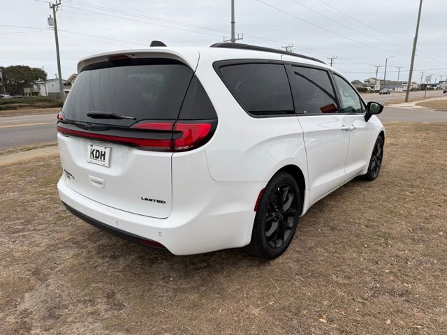 Used 2025 Chrysler Pacifica Limited image 7
