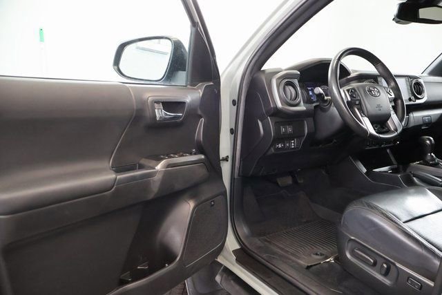 Used 2022 Toyota Tacoma TRD Sport w/ TRD Premium Sport Package AWD/4WD image 8