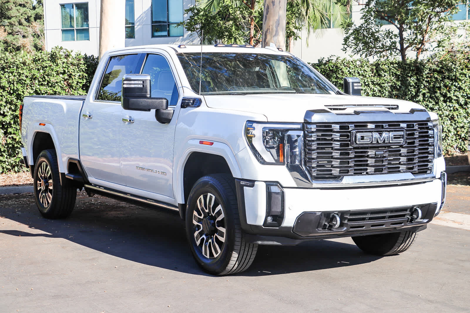 Used 2024 GMC Sierra 2500 Denali Ultimate AWD/4WD image 3