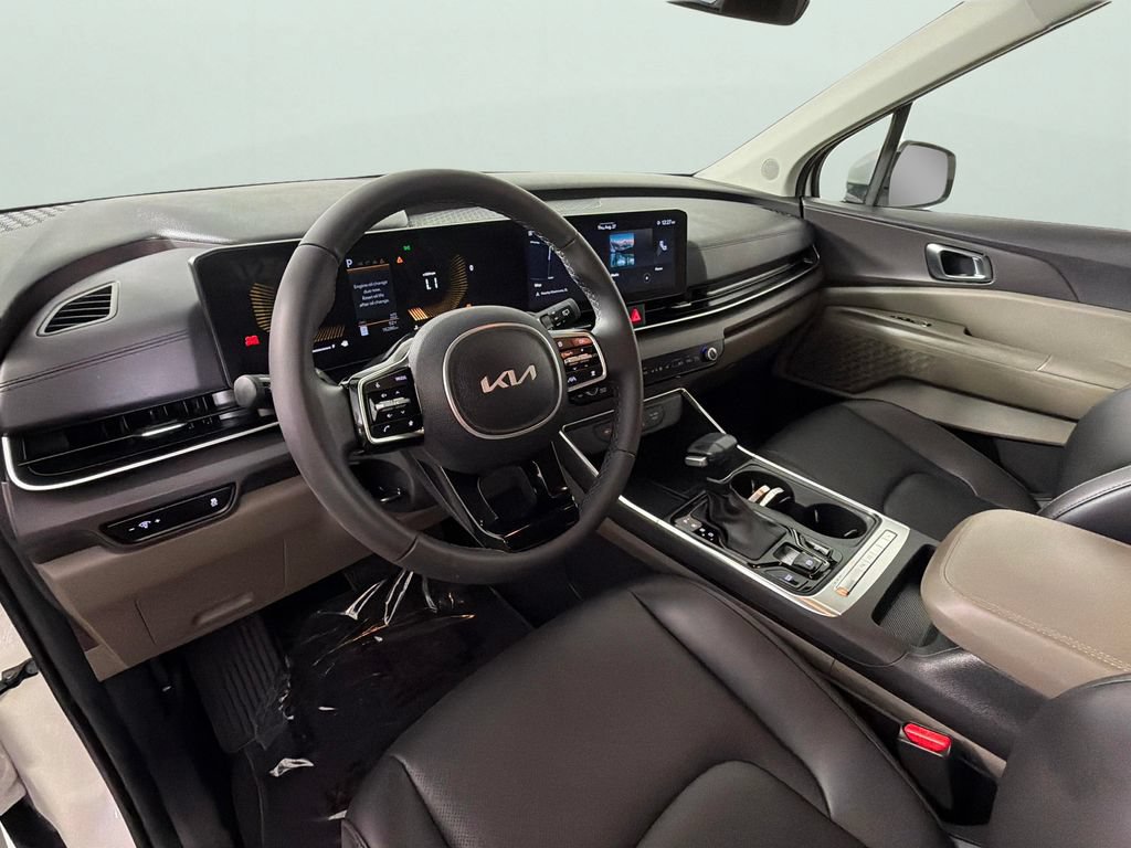 Used 2025 Kia Carnival EX FWD image 18