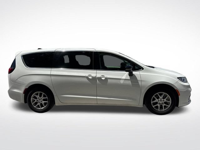 Used 2024 Chrysler Pacifica Touring-L FWD image 6