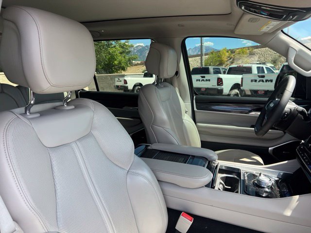 Used 2022 Jeep Wagoneer Series I w/ Premium Group I AWD/4WD image 15