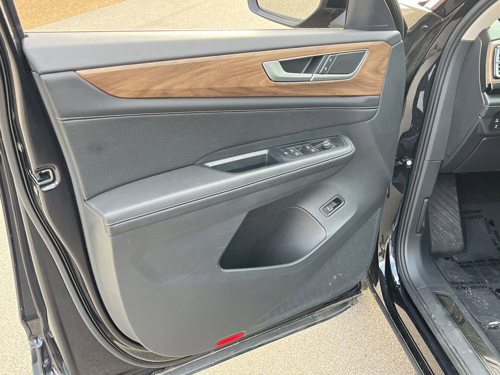 Used 2025 Volkswagen Atlas SE image 11